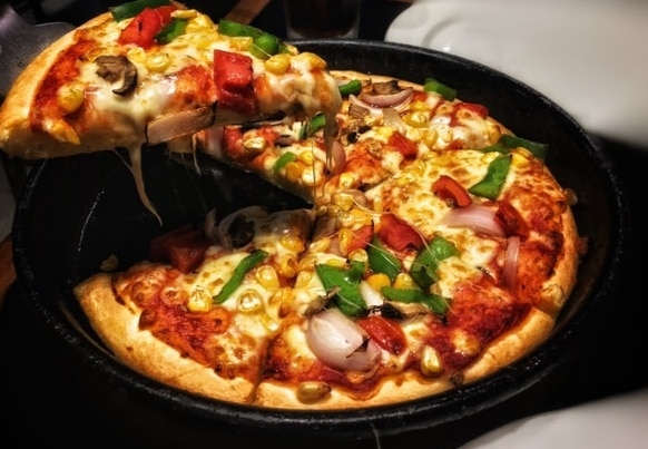 You are currently viewing بيتزا المقلاة –  افضل طريقة لعمل البيتزا السريعة بدون فرن او تخمير او عجن