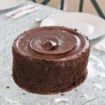 كيكة الشوكولاتة الاسفنجية بطريقة سهلة – مع طريقة عمل صوص الشوكولاتة