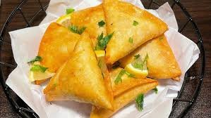 You are currently viewing طريقة عمل سمبوسة الدجاج بالذرة والمايونيز (حشوة كريمية ومبتكرة)